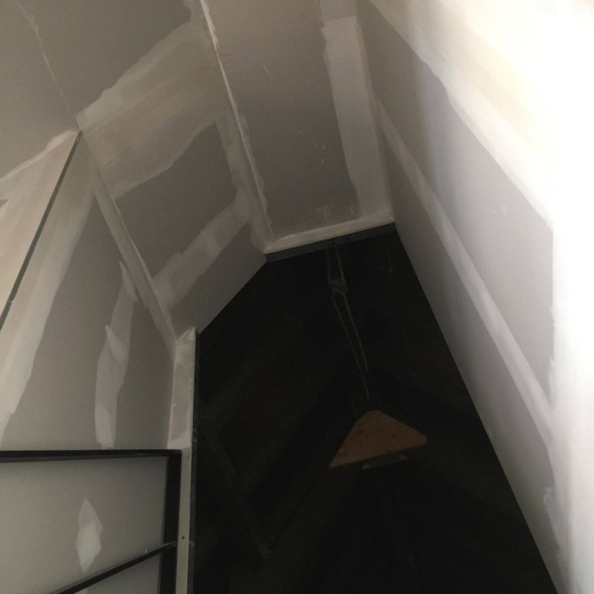 Gyprocwerken aan een dakstructuur