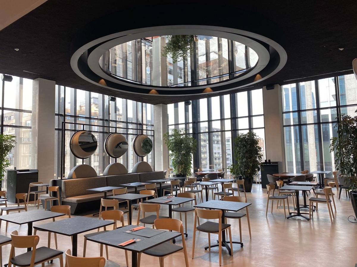 Restaurantzaal met rond structuurplafond