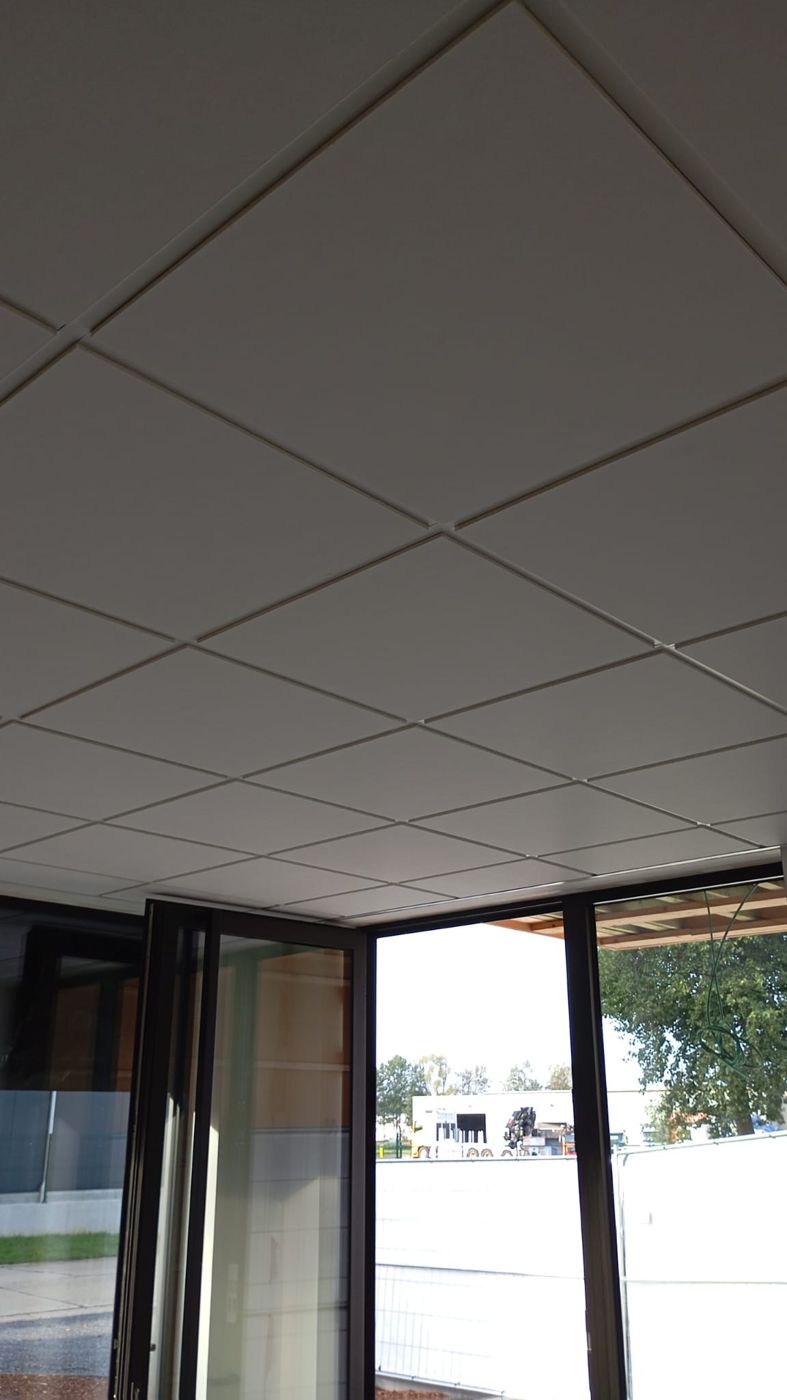 Systeemplafond in een kantoorruimte